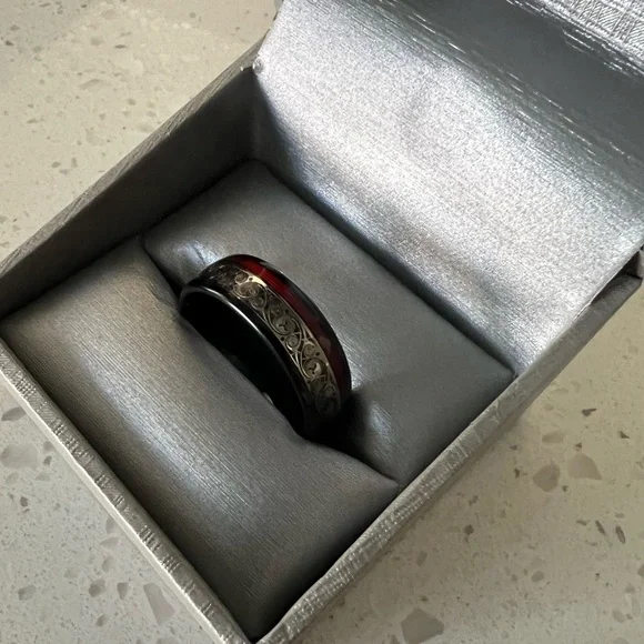 Men’s size 12 black/red tungsten ring - Picture 1 of 3